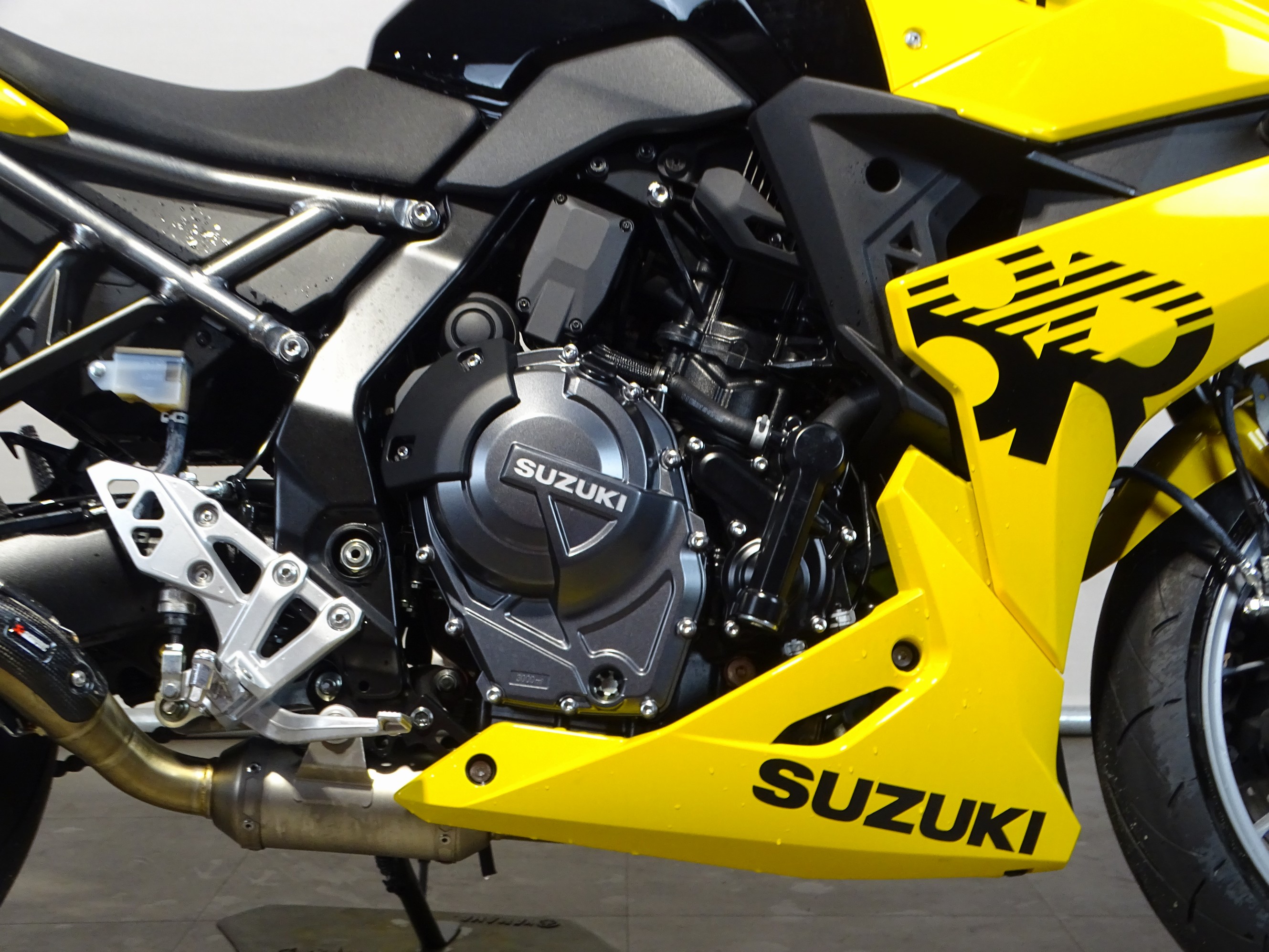 SUZUKI GSX-8R