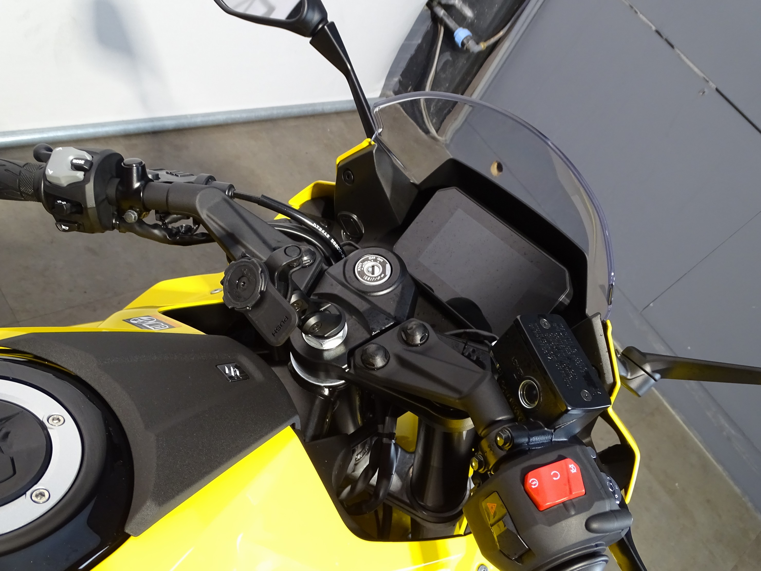 SUZUKI GSX-8R