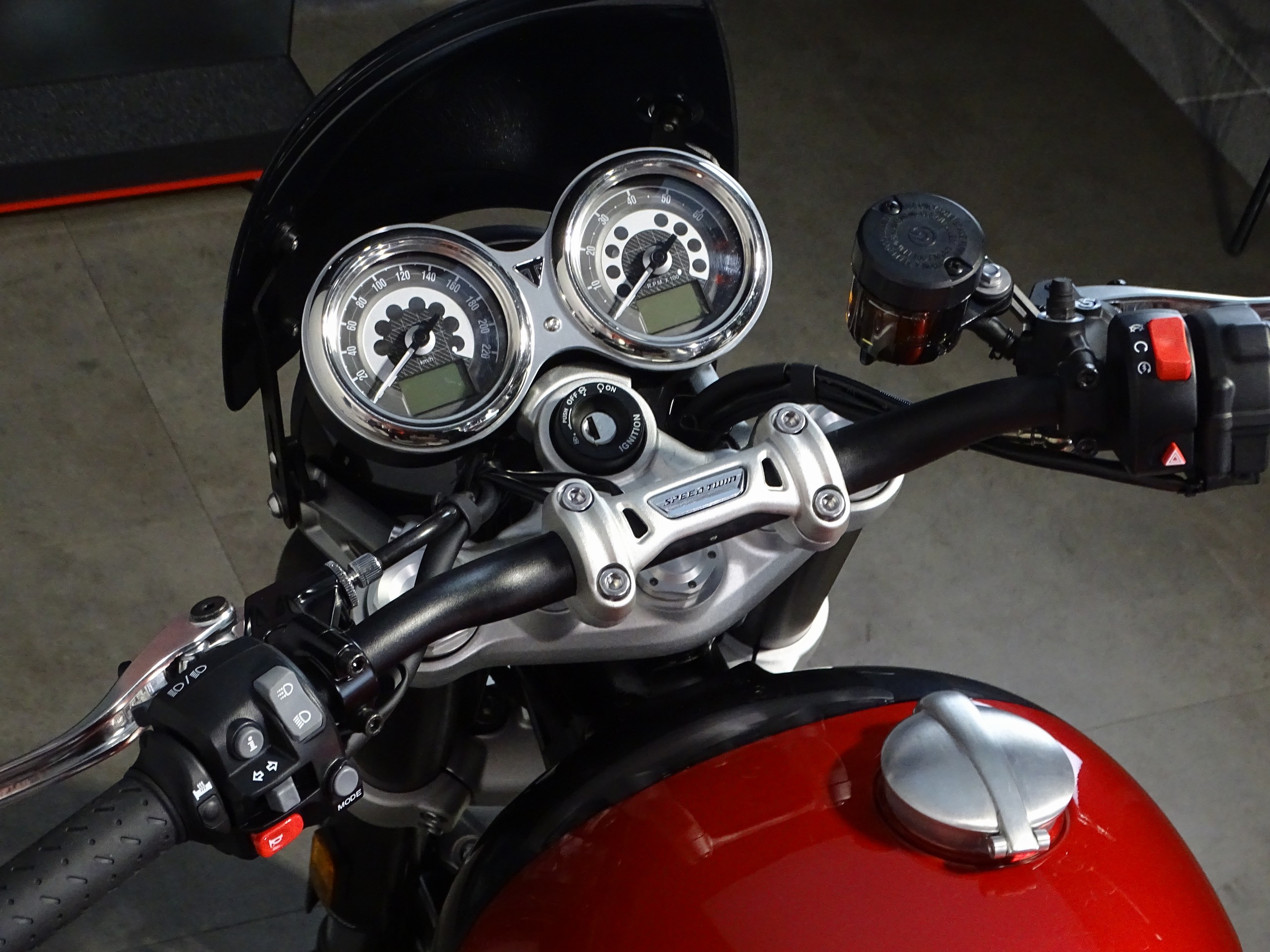 TRIUMPH SPEED TWIN 1200