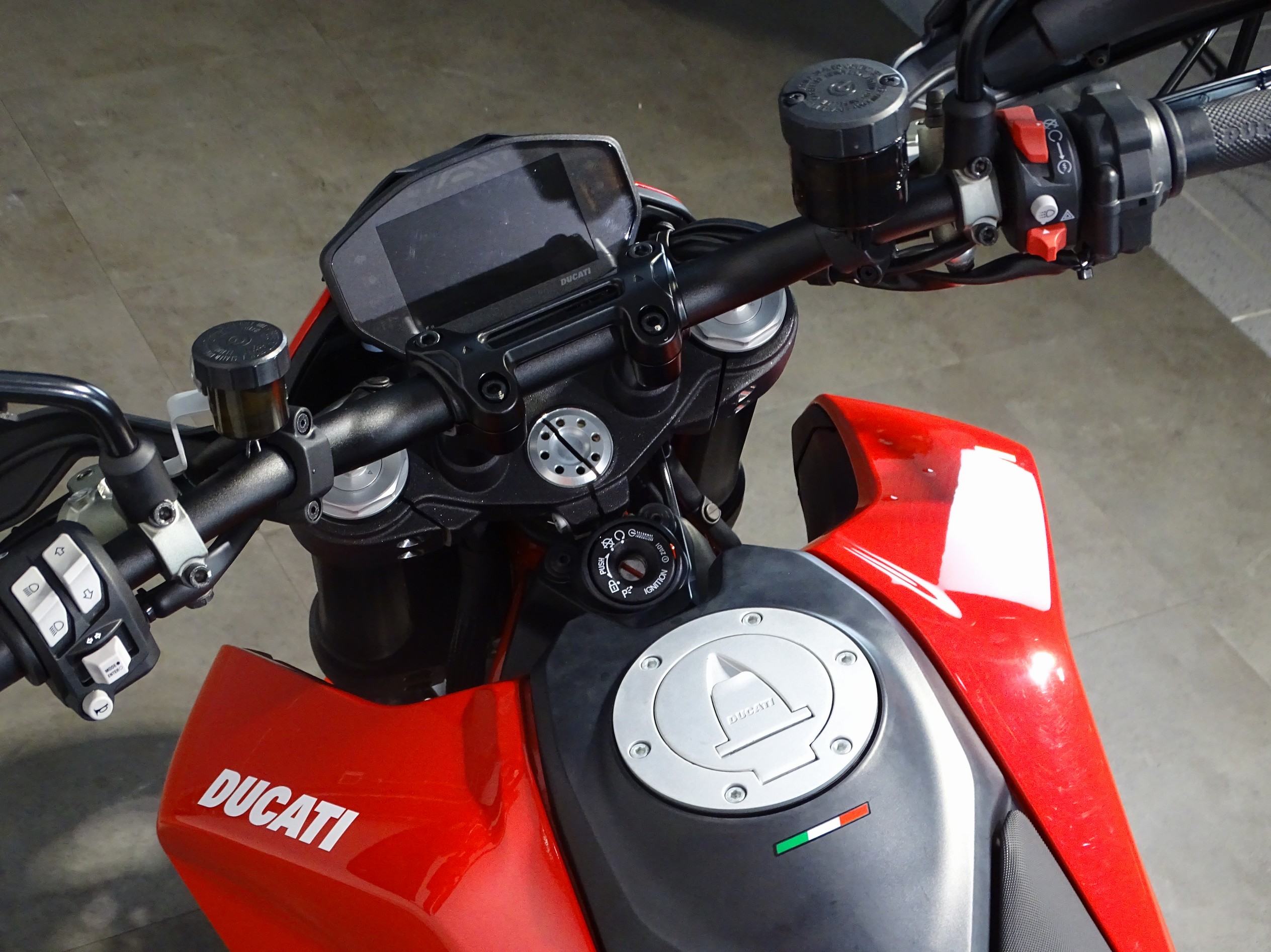 DUCATI HYPERMOTARD 950