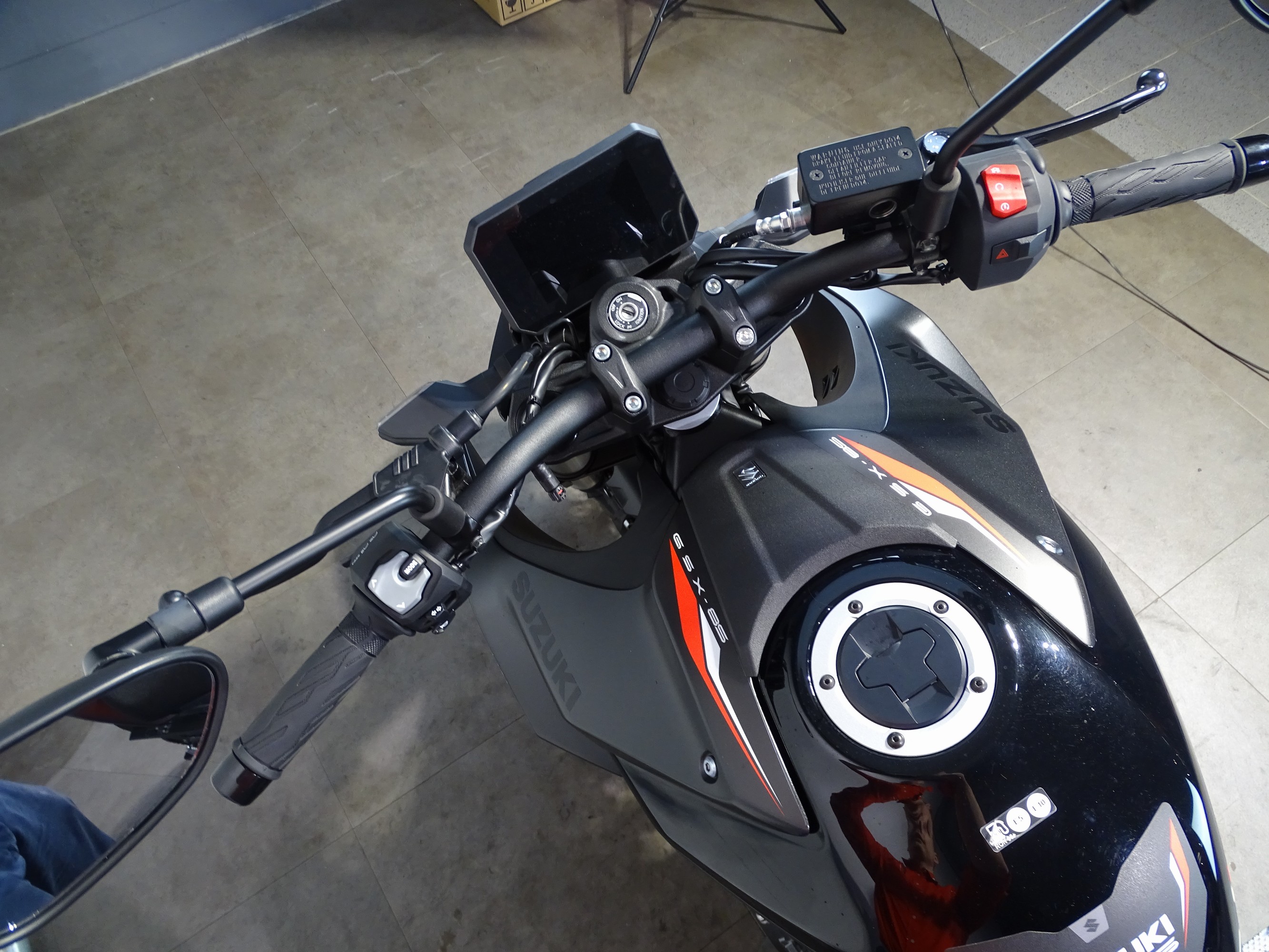 SUZUKI GSX-8S