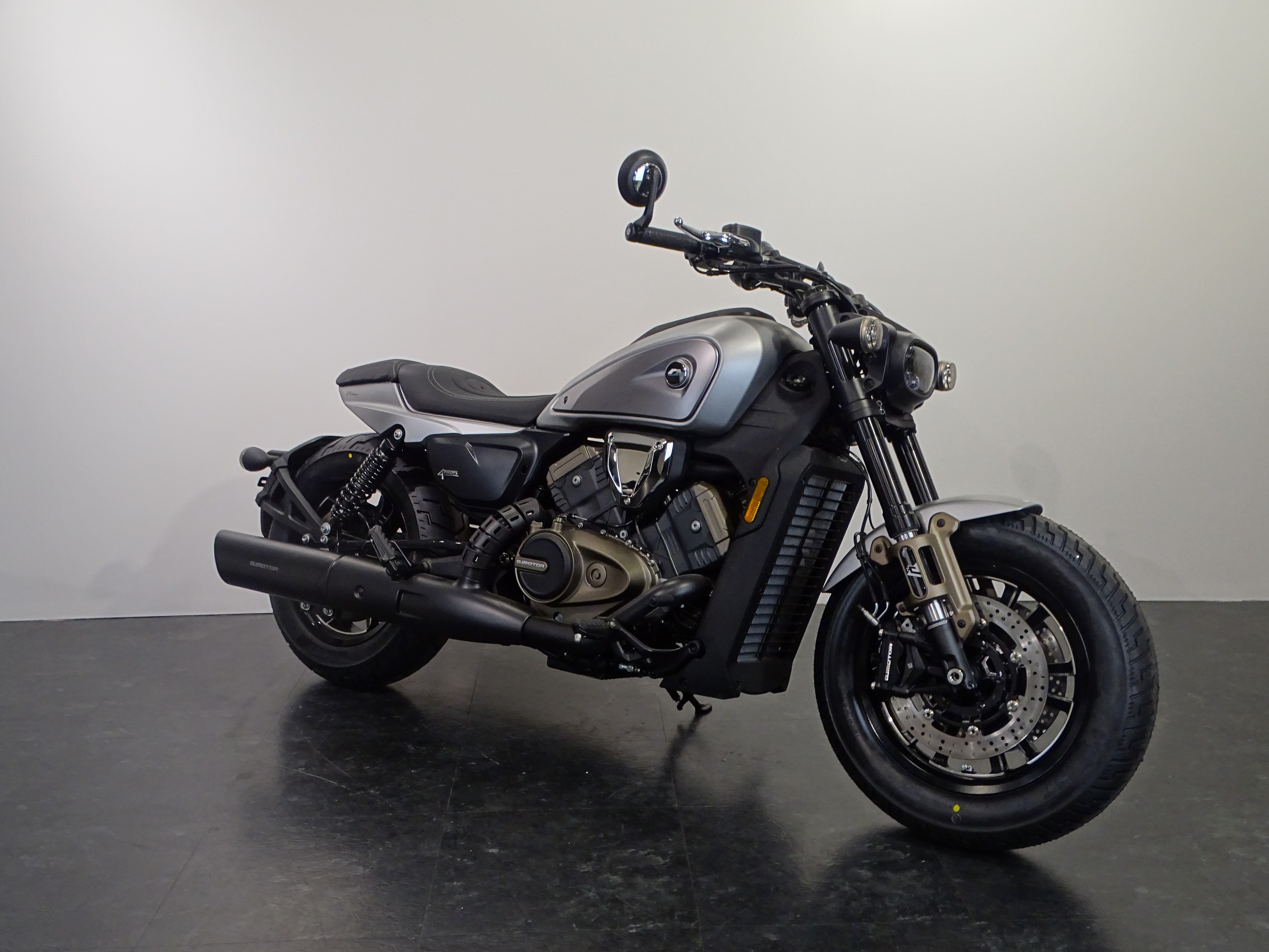 QJMOTOR SRV 600 V4