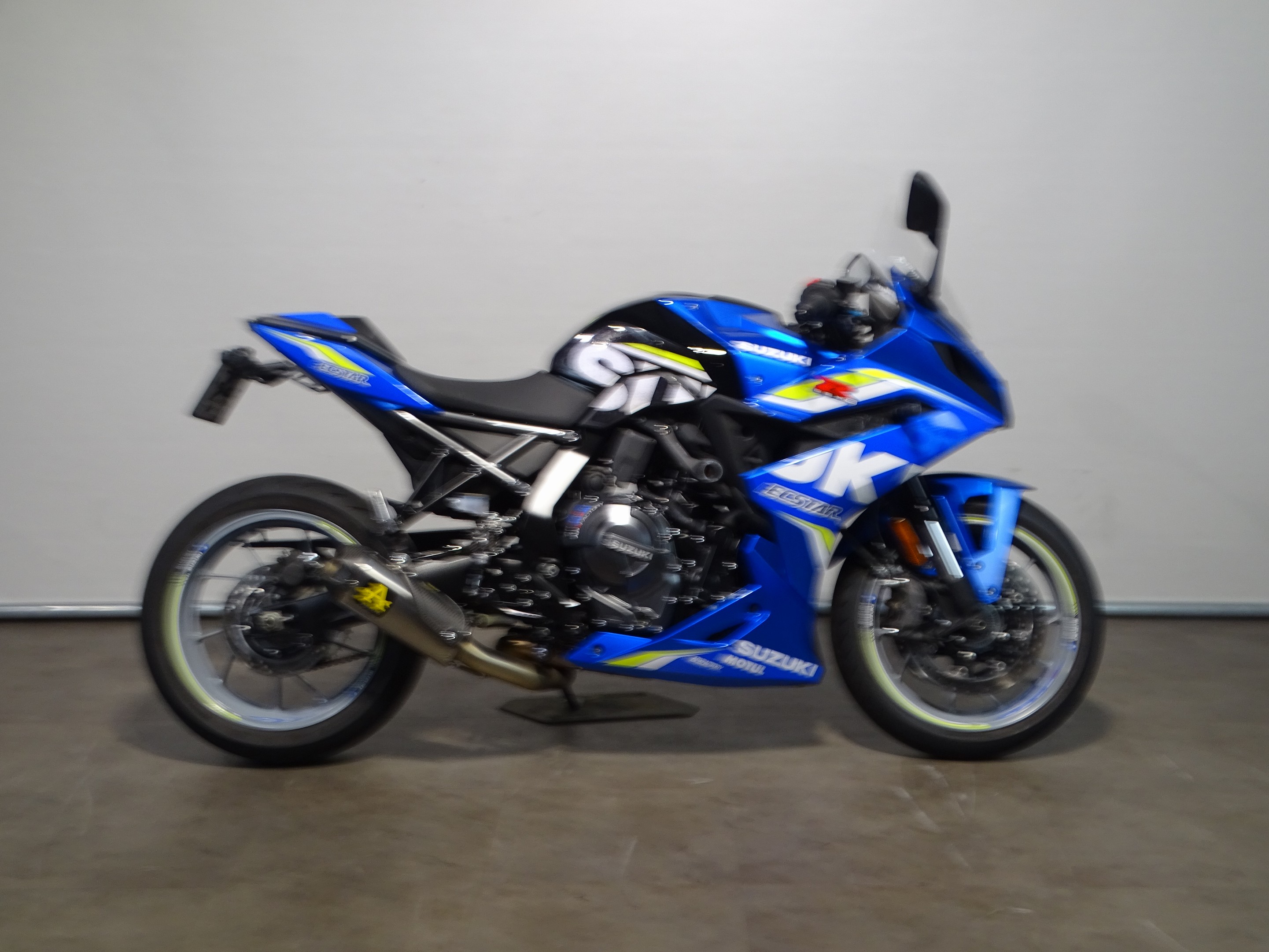 SUZUKI GSX-8R