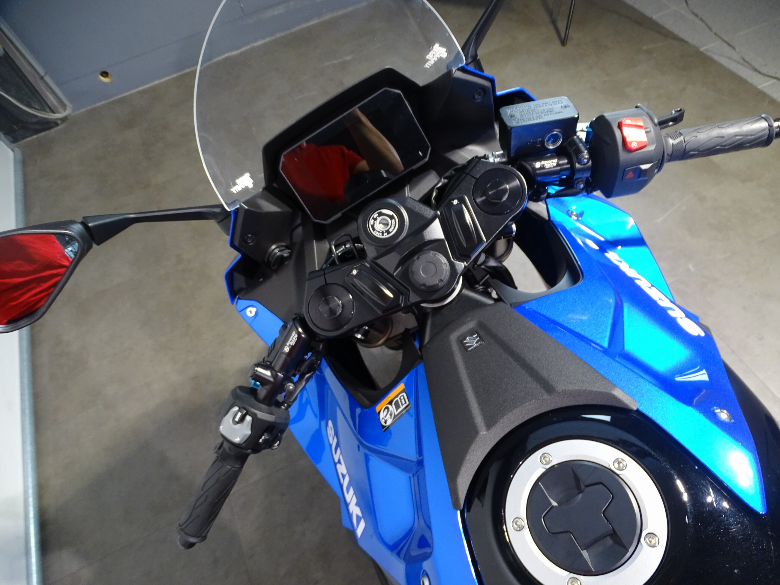 SUZUKI GSX-8R