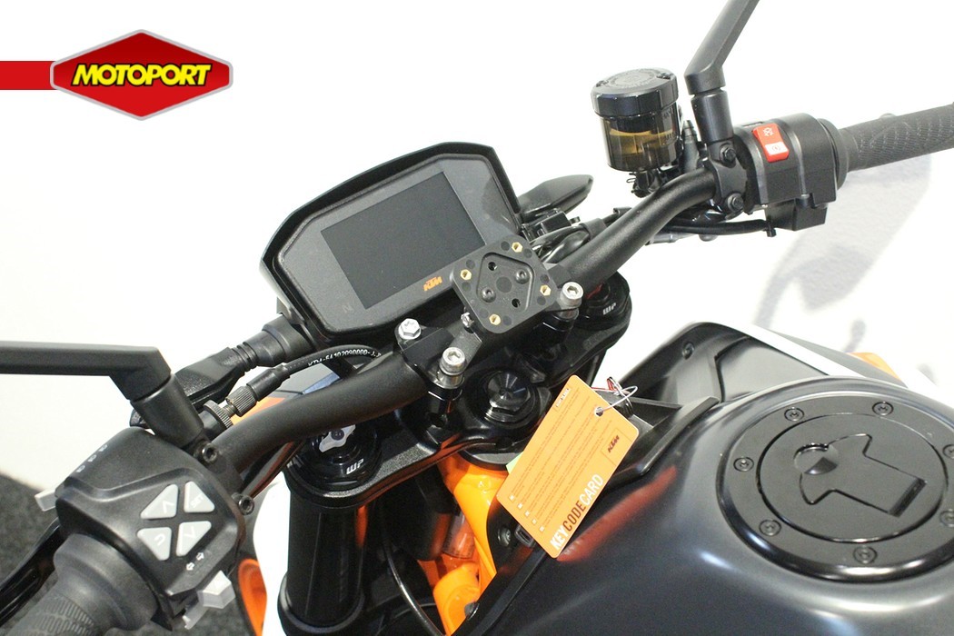 KTM - 890 DUKE R