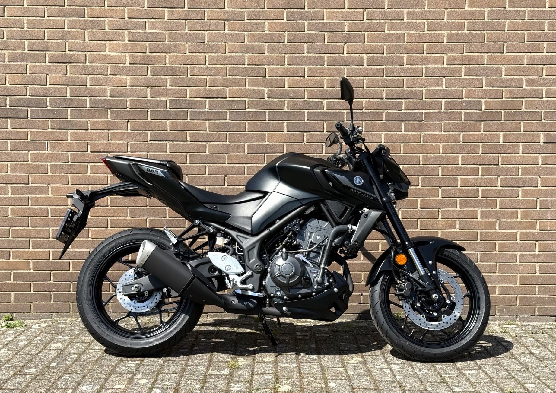 YAMAHA MT 03 Yamaha MT-03 2025 û Gloe