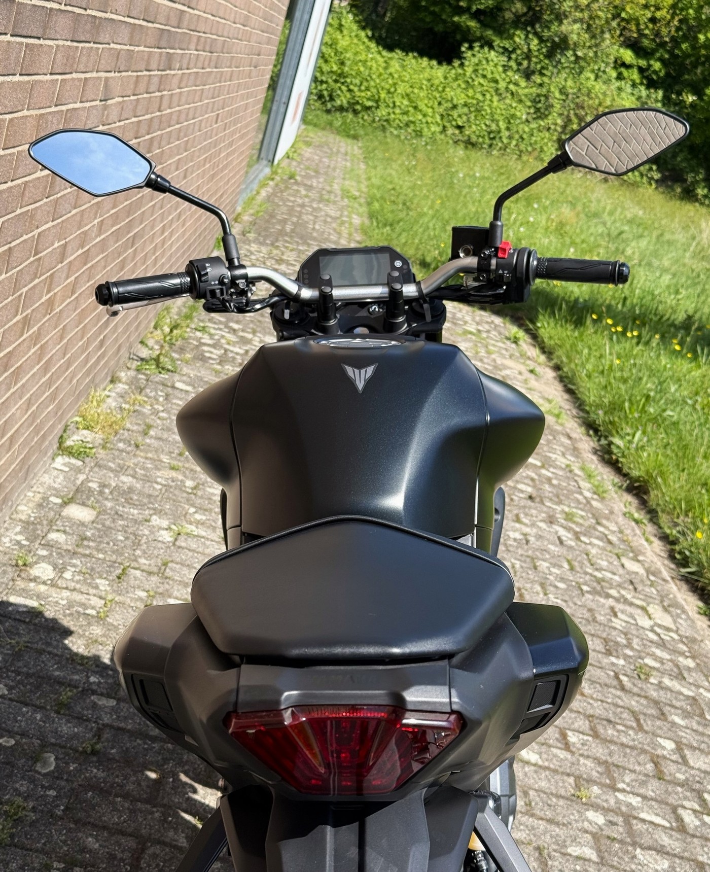 YAMAHA MT 03 Yamaha MT-03 2025 û Gloe