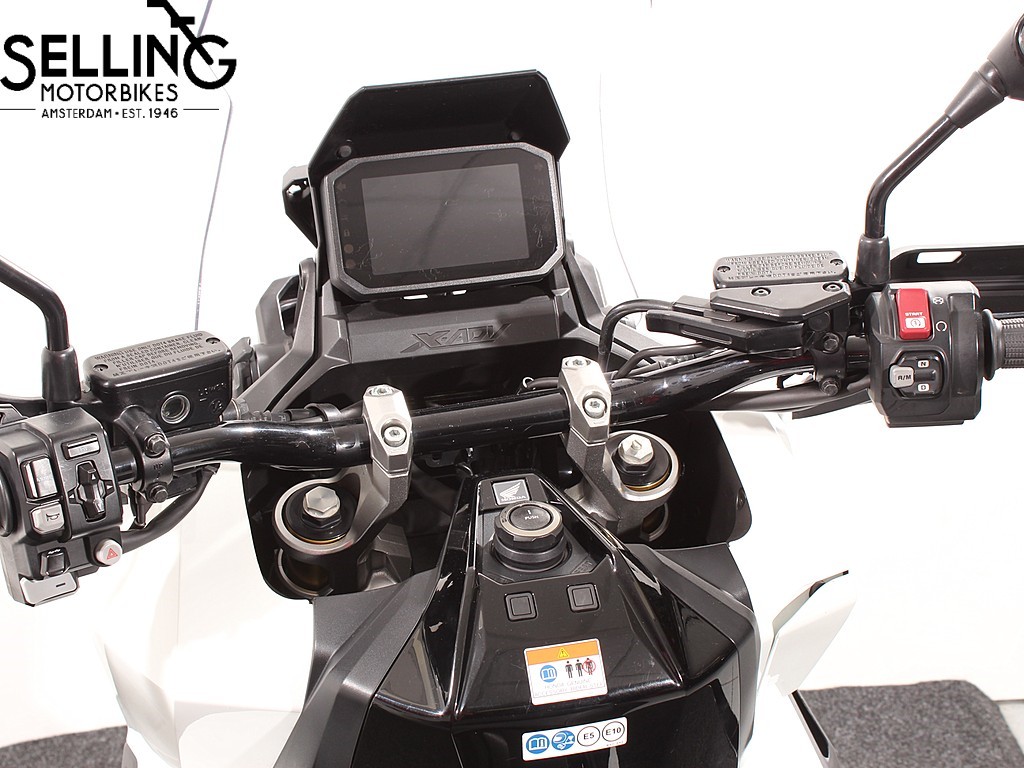 HONDA - X-ADV 750 NH138 Shasta White