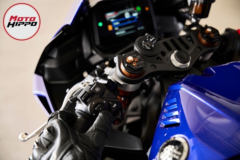 YAMAHA - R9