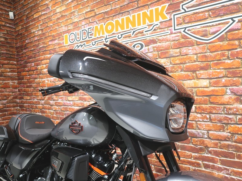 HARLEY-DAVIDSON - FLHXSE CVO Street Glide 121