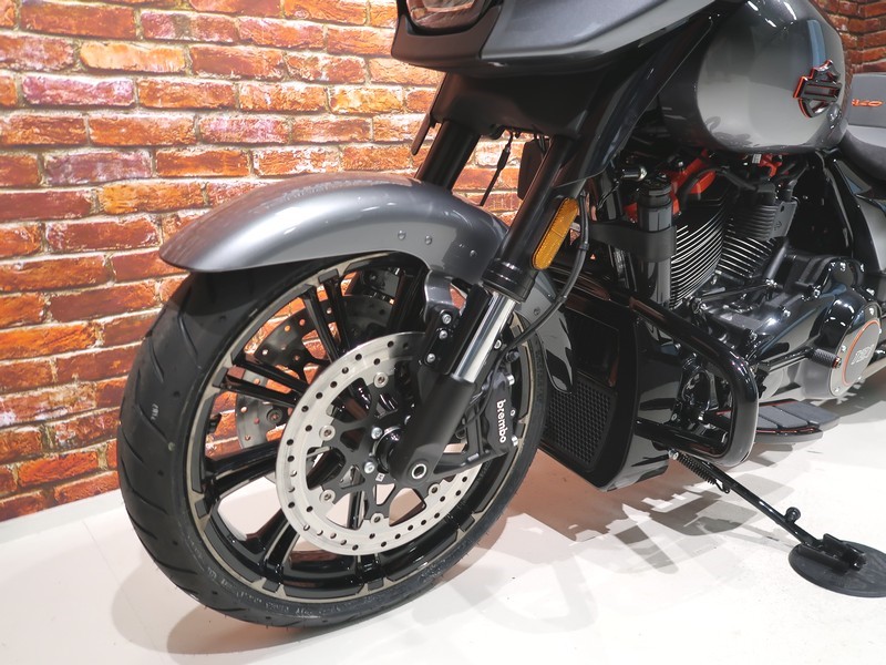HARLEY-DAVIDSON - FLHXSE CVO Street Glide 121