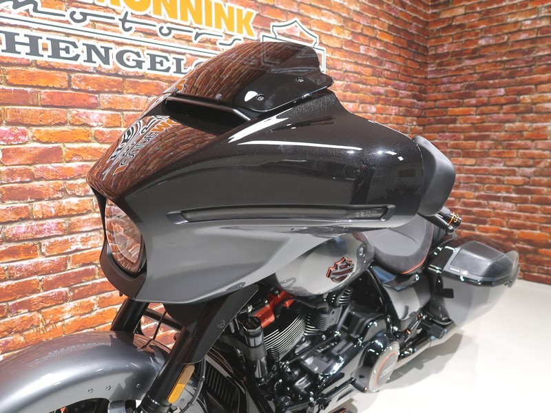 HARLEY-DAVIDSON - FLHXSE CVO Street Glide 121