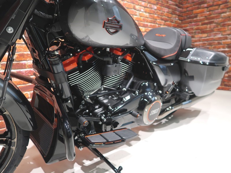 HARLEY-DAVIDSON - FLHXSE CVO Street Glide 121