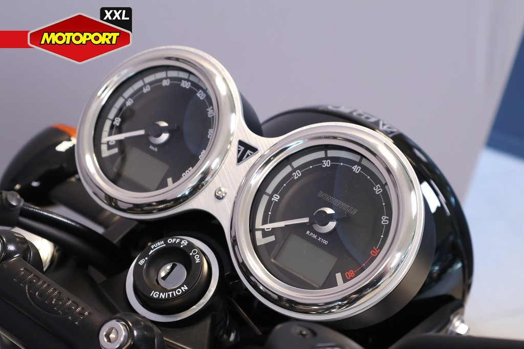 TRIUMPH - BONNEVILLE T120 BLACK