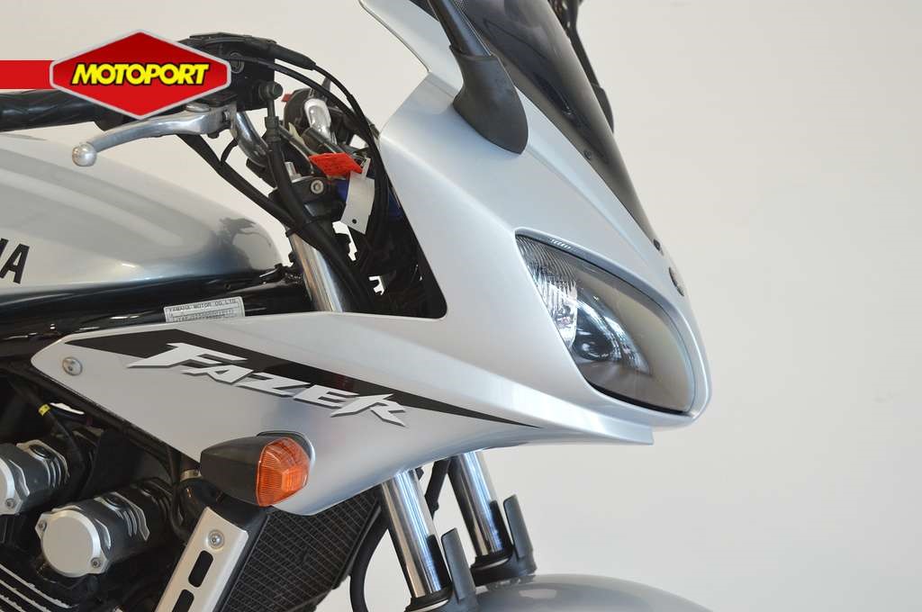 YAMAHA - FZS 600 FAZER