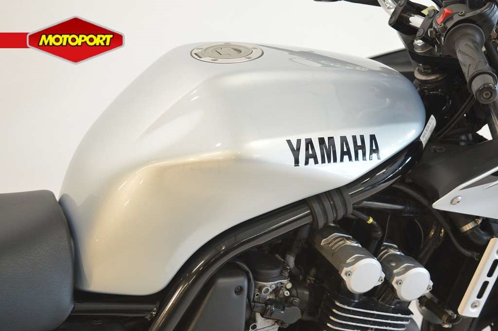 YAMAHA - FZS 600 FAZER
