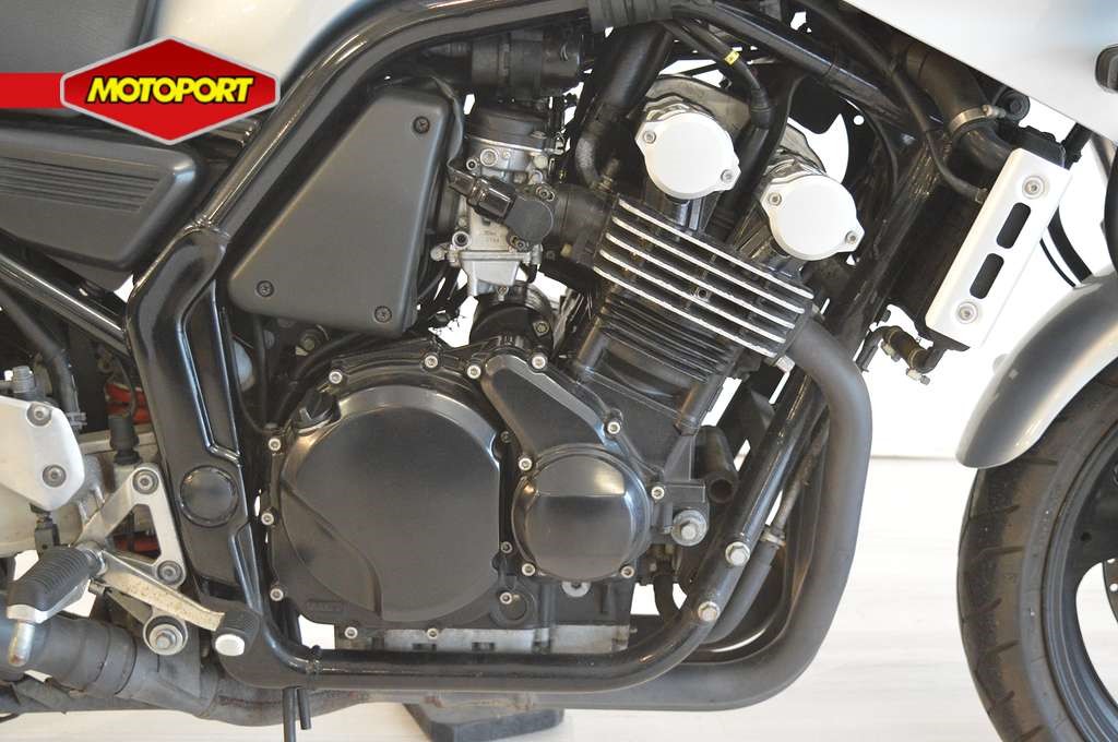 YAMAHA - FZS 600 FAZER
