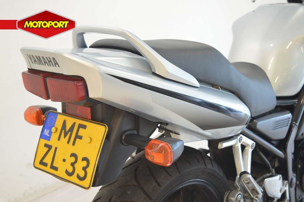 YAMAHA - FZS 600 FAZER