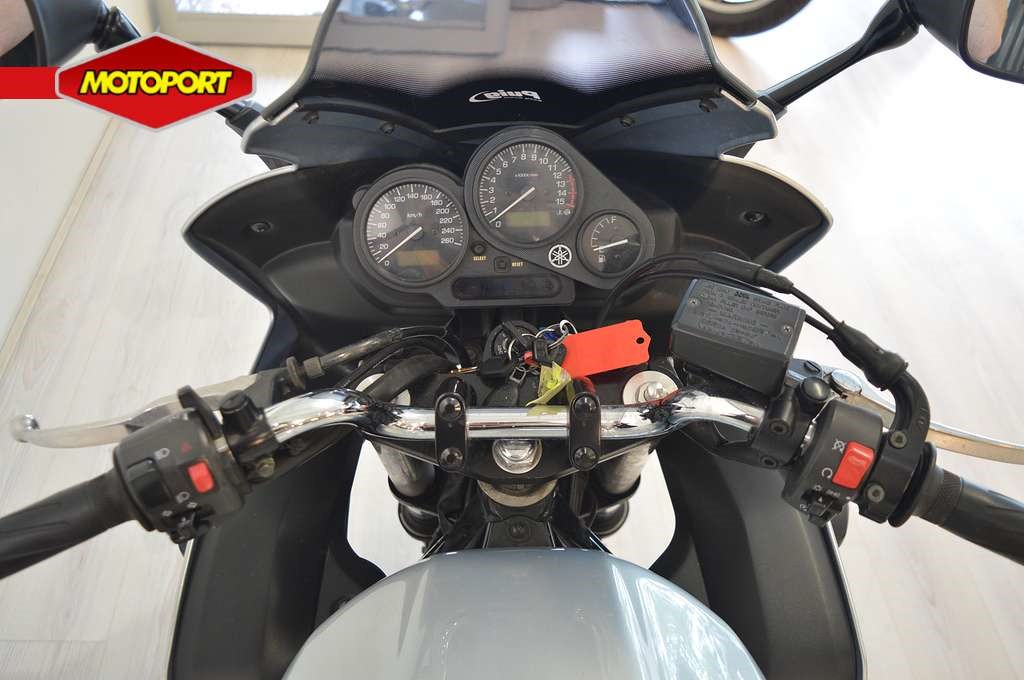 YAMAHA - FZS 600 FAZER
