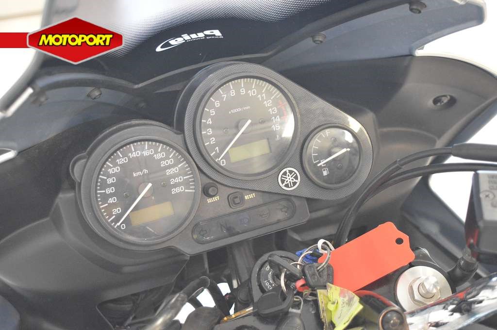 YAMAHA - FZS 600 FAZER