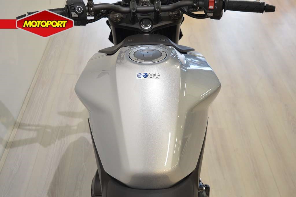 HONDA - CB 750 HORNET