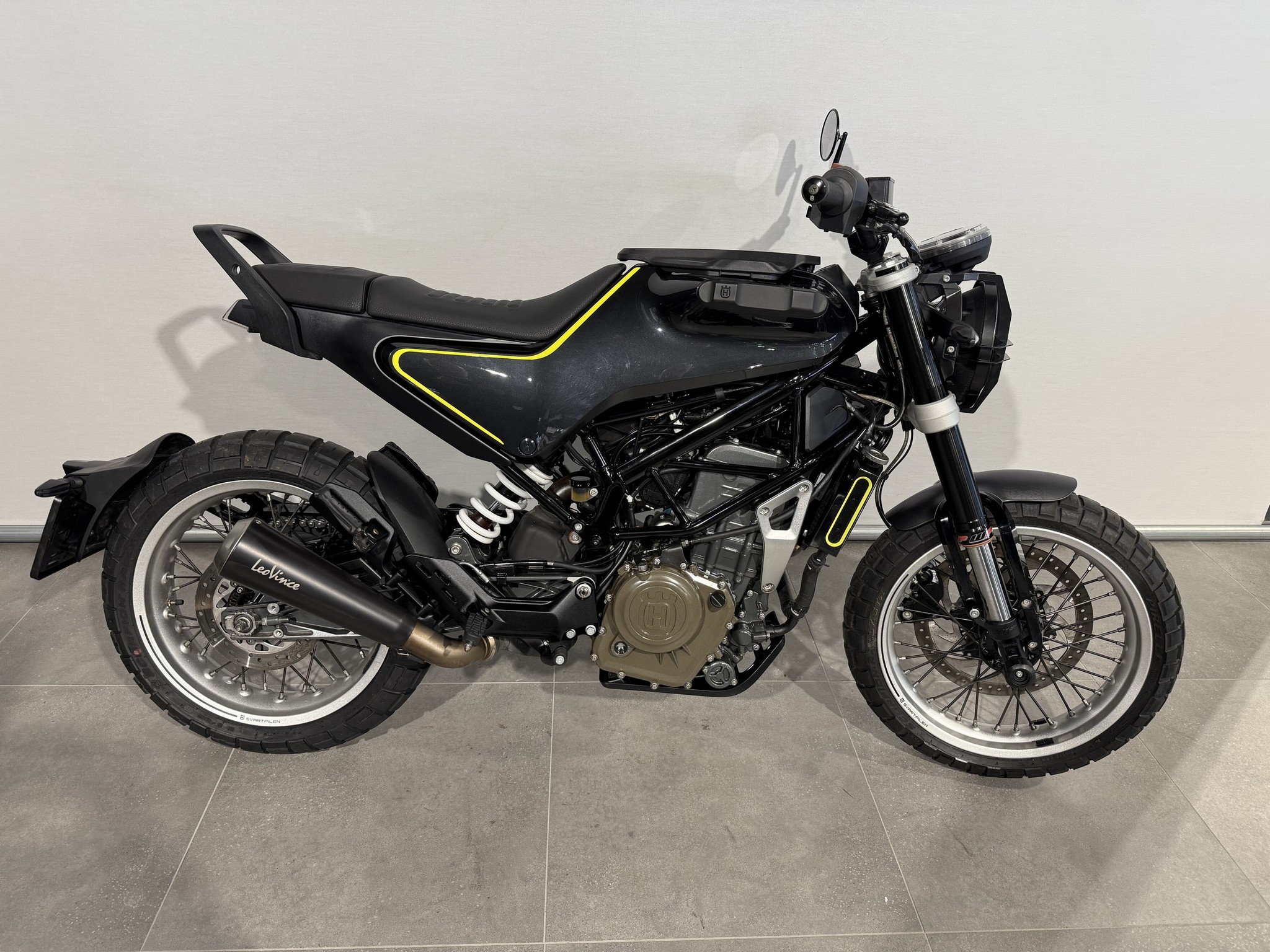 HUSQVARNA - SVARTPILEN 401