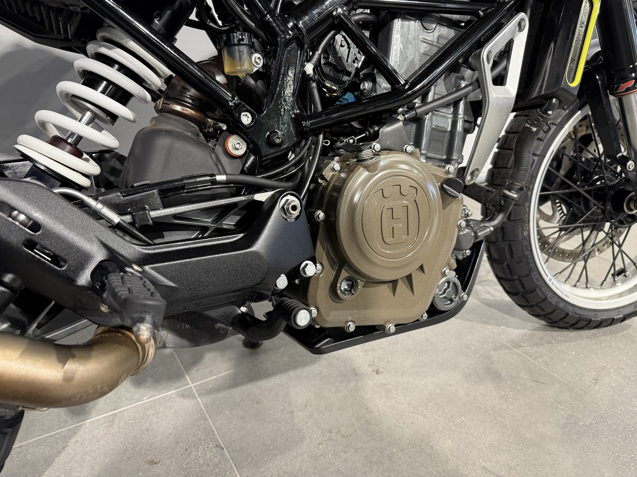 HUSQVARNA - SVARTPILEN 401