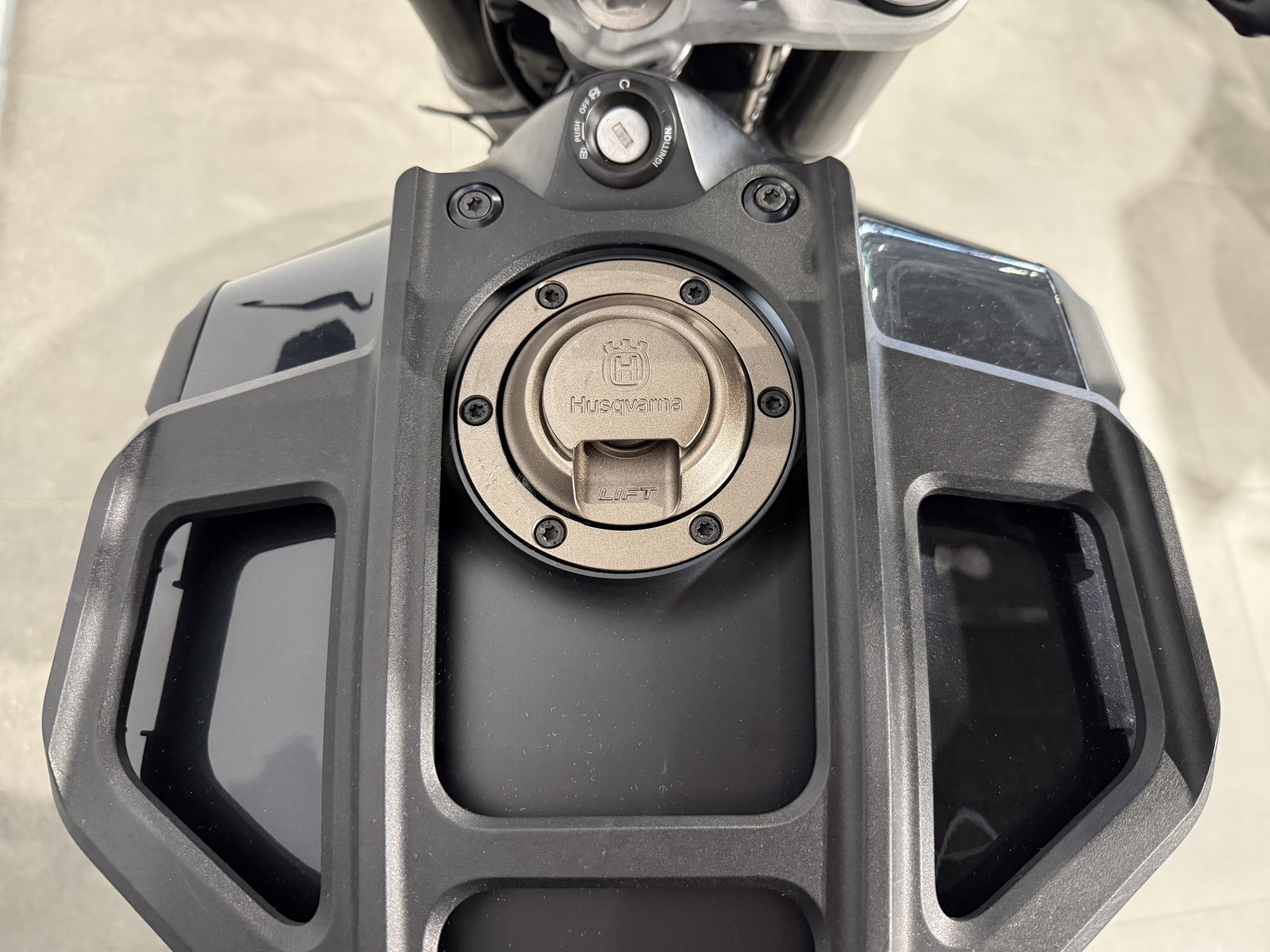 HUSQVARNA - SVARTPILEN 401