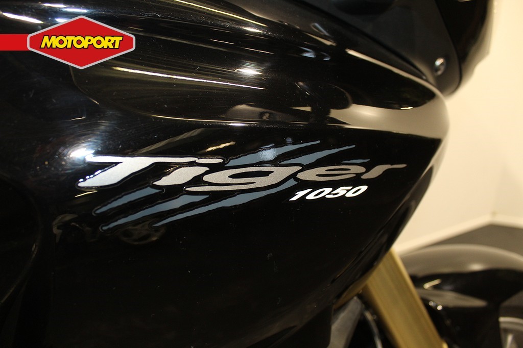 TRIUMPH - TIGER 1050 .