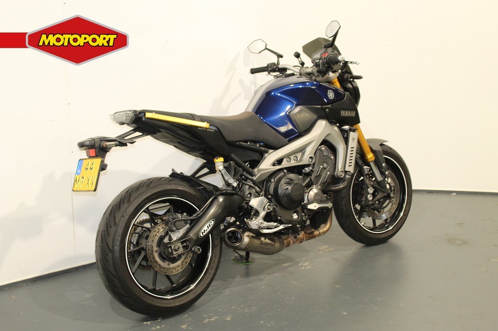 YAMAHA - MT 09