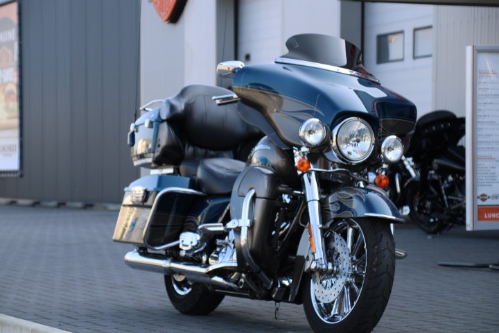 HARLEY-DAVIDSON - FLHTCUSE CVO