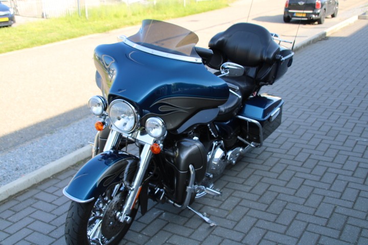 HARLEY-DAVIDSON - FLHTCUSE CVO