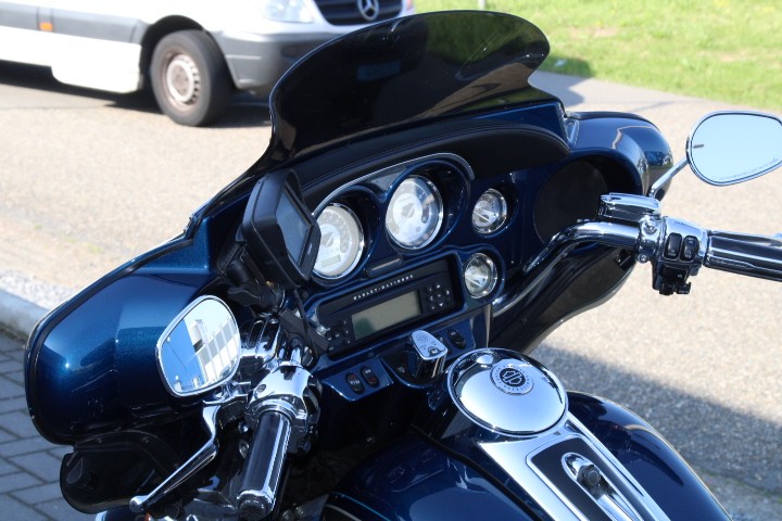 HARLEY-DAVIDSON - FLHTCUSE CVO