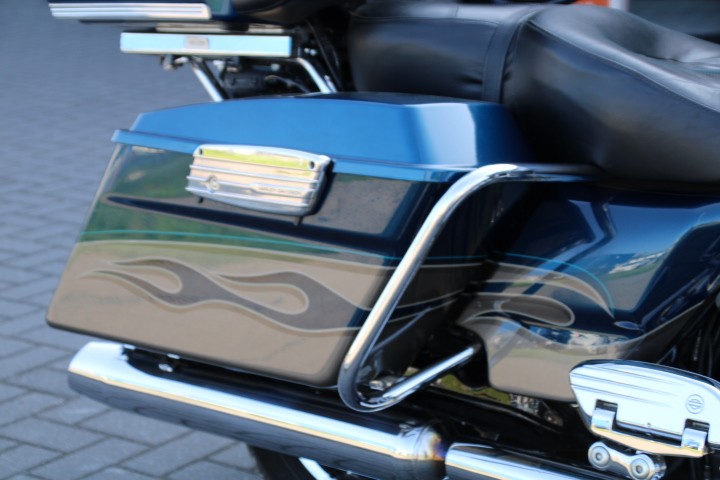HARLEY-DAVIDSON - FLHTCUSE CVO