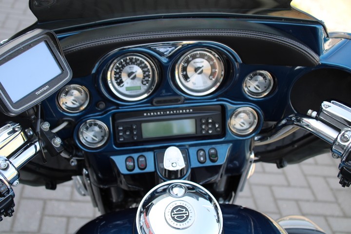 HARLEY-DAVIDSON - FLHTCUSE CVO