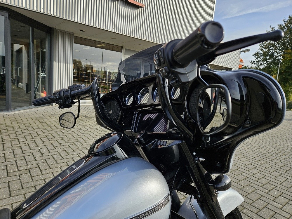 HARLEY-DAVIDSON - FLHXS Street Glide Special 114