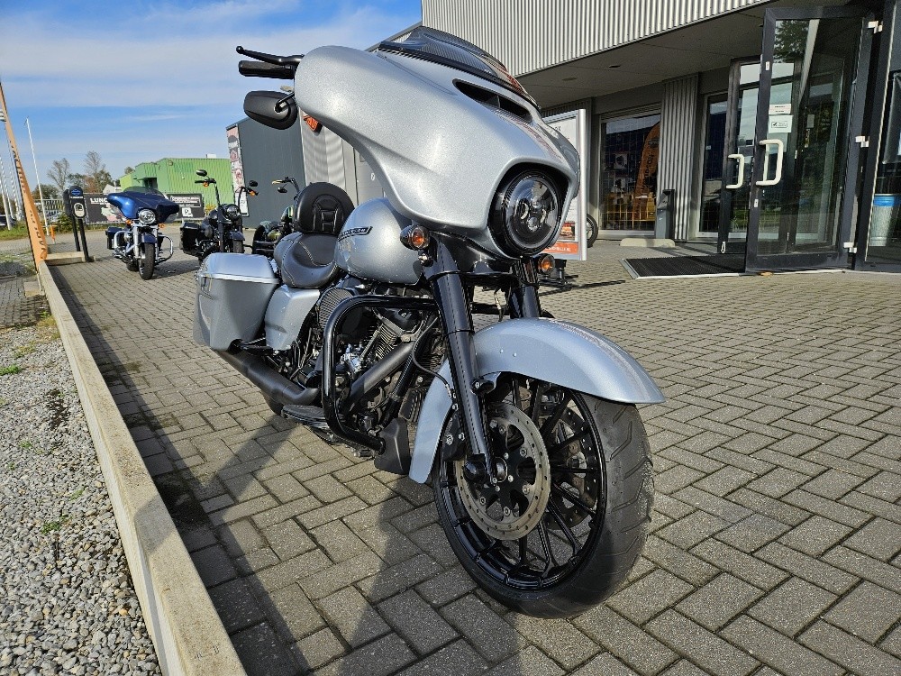 HARLEY-DAVIDSON - FLHXS Street Glide Special 114