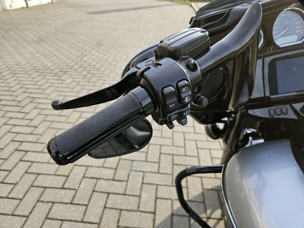 HARLEY-DAVIDSON - FLHXS Street Glide Special 114