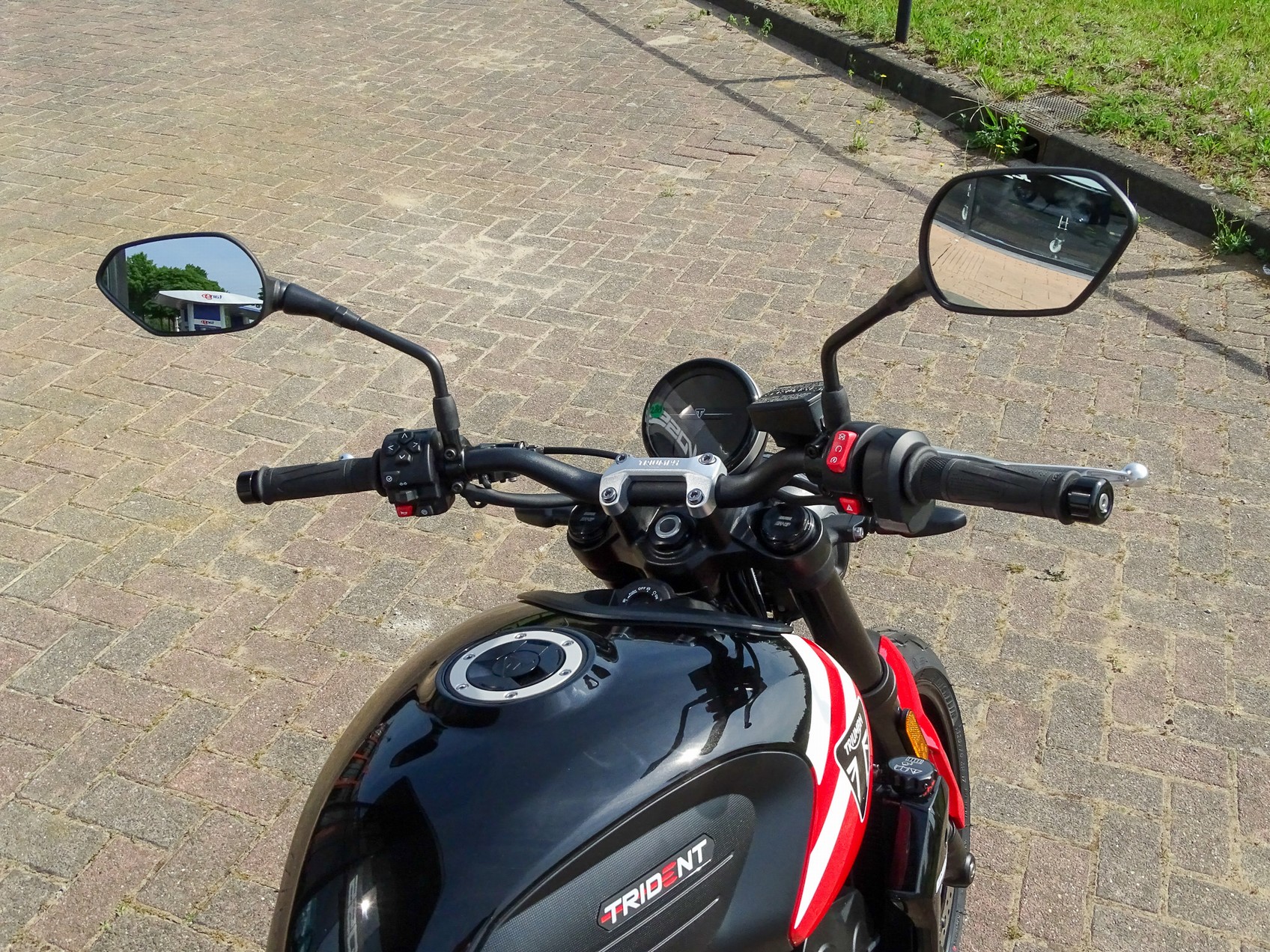 TRIUMPH TRIDENT 660