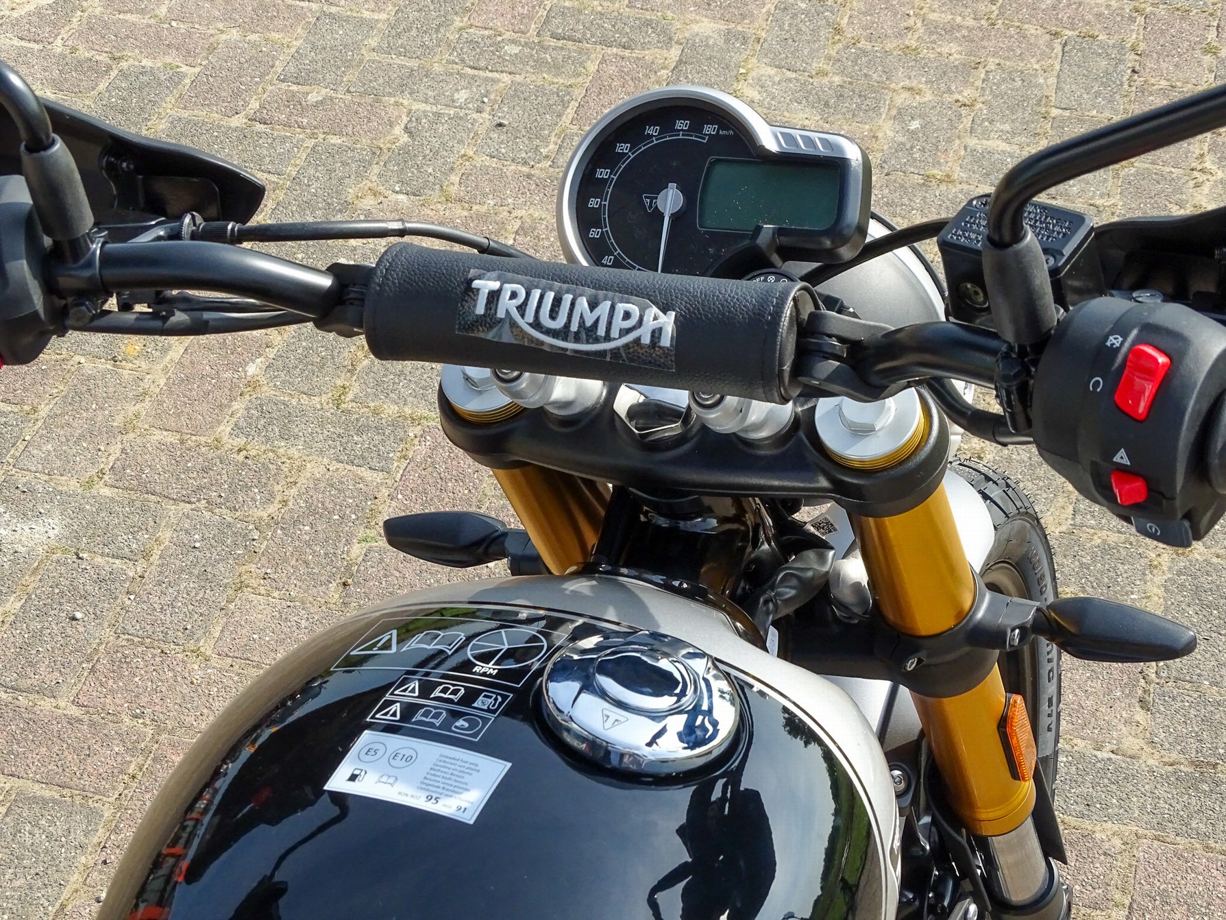 TRIUMPH SCRAMBLER 400 X