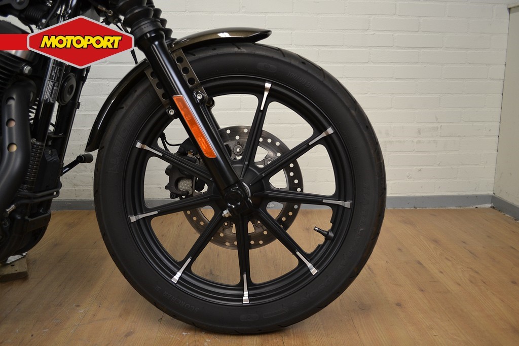 HARLEY-DAVIDSON - XL 883 IRON