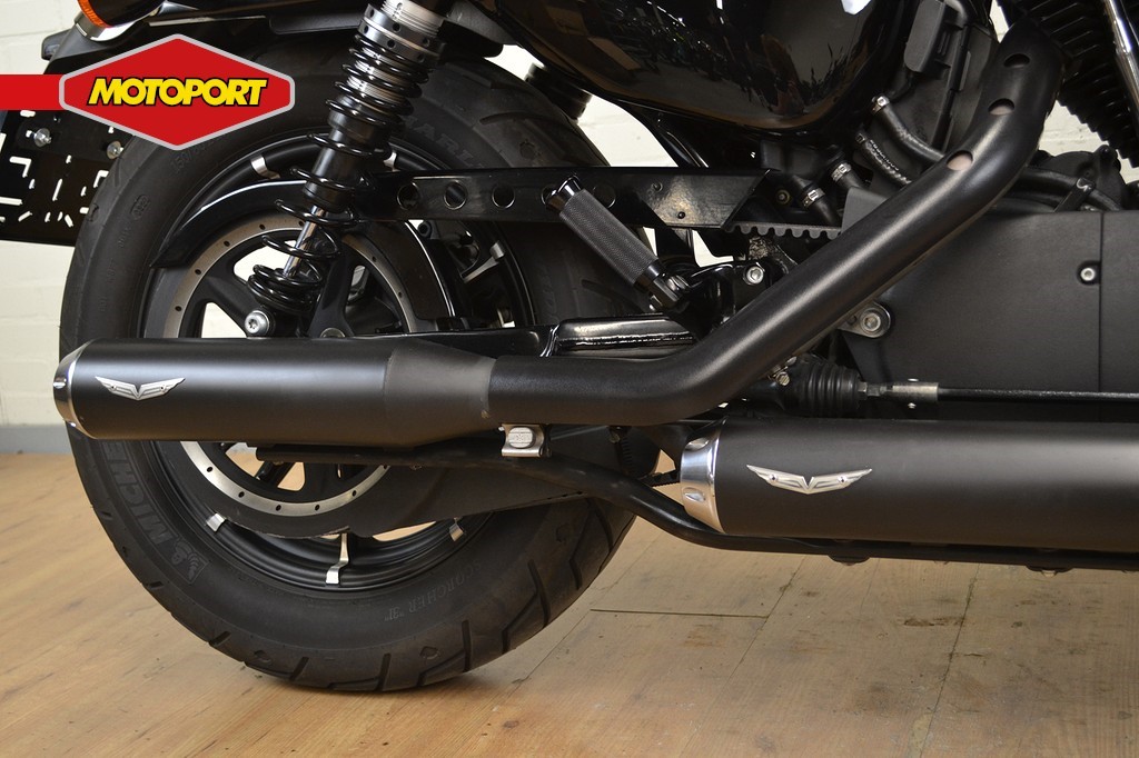HARLEY-DAVIDSON - XL 883 IRON