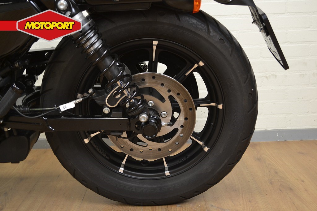 HARLEY-DAVIDSON - XL 883 IRON