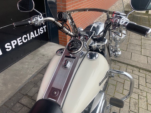 HARLEY-DAVIDSON - FLHR FLHRC ROADKING POLICE