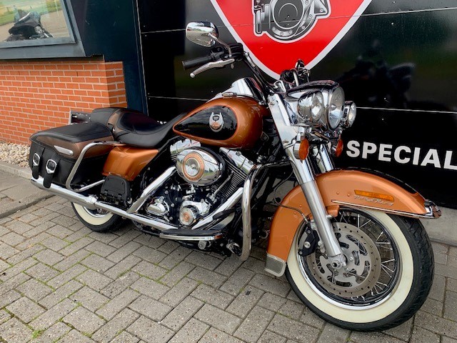 HARLEY-DAVIDSON - FLHRC ROADKING ROAD KING FLHR