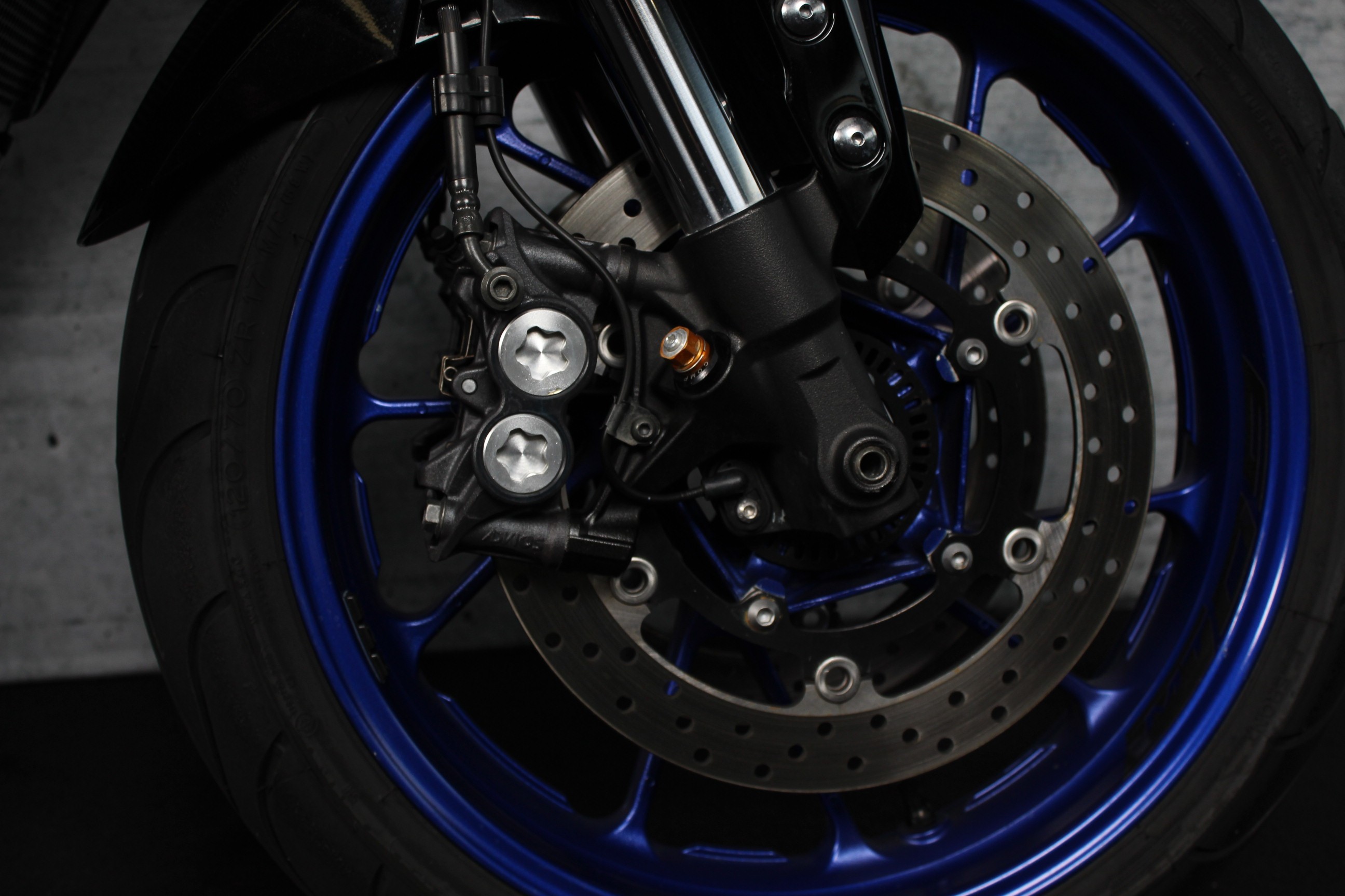 YAMAHA MT 09 SP ABS Akrapovic - rem-