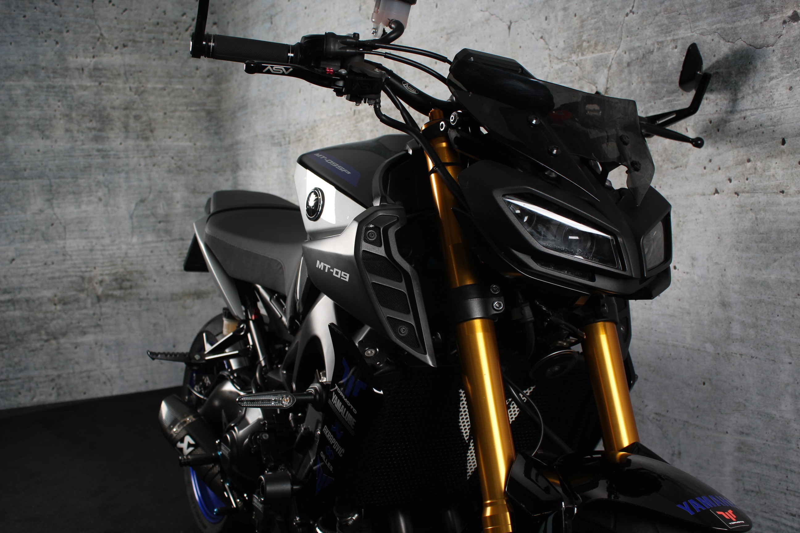 YAMAHA MT 09 SP ABS Akrapovic - rem-