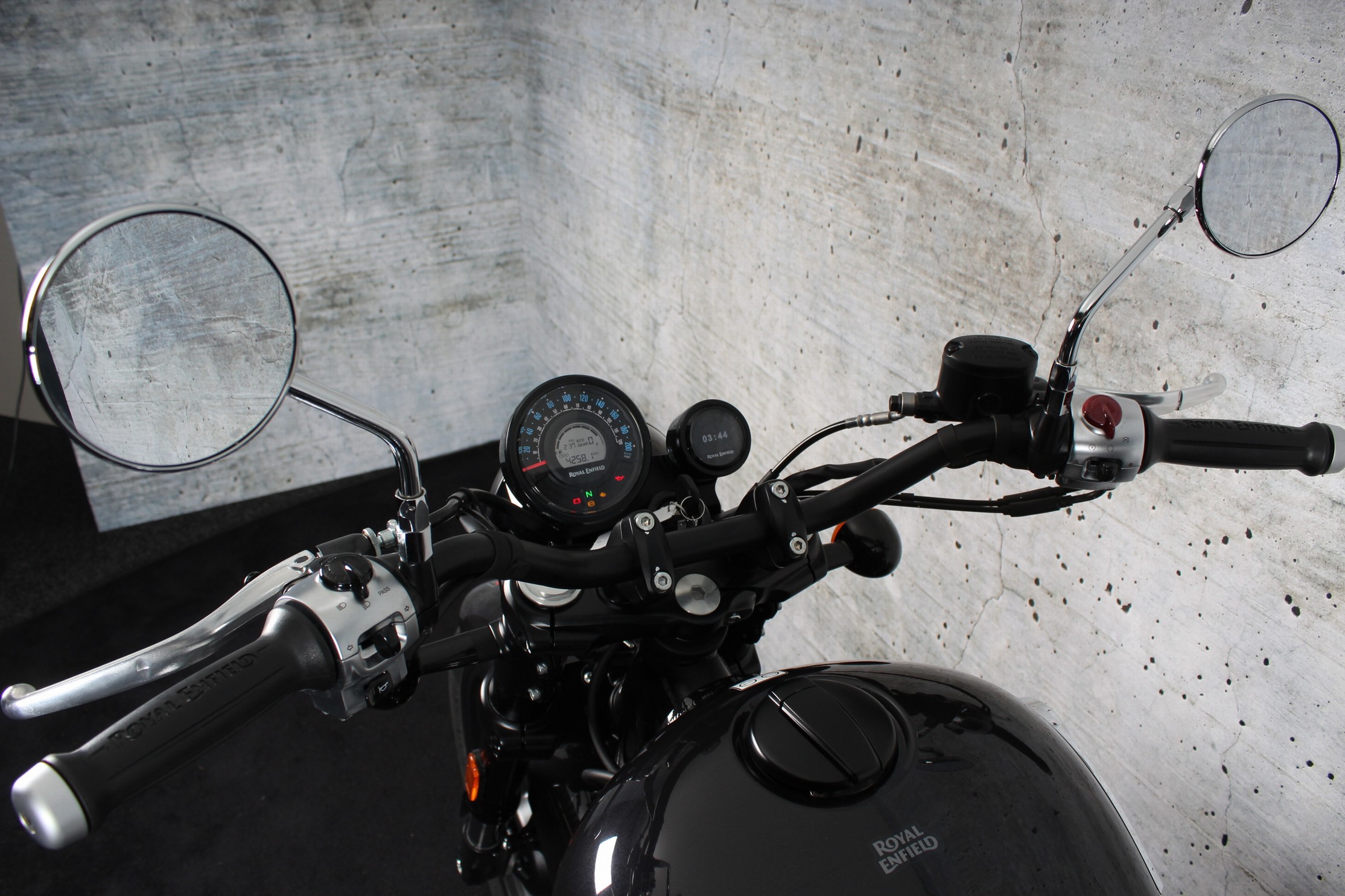 ROYAL-ENFIELD Super Meteor 650