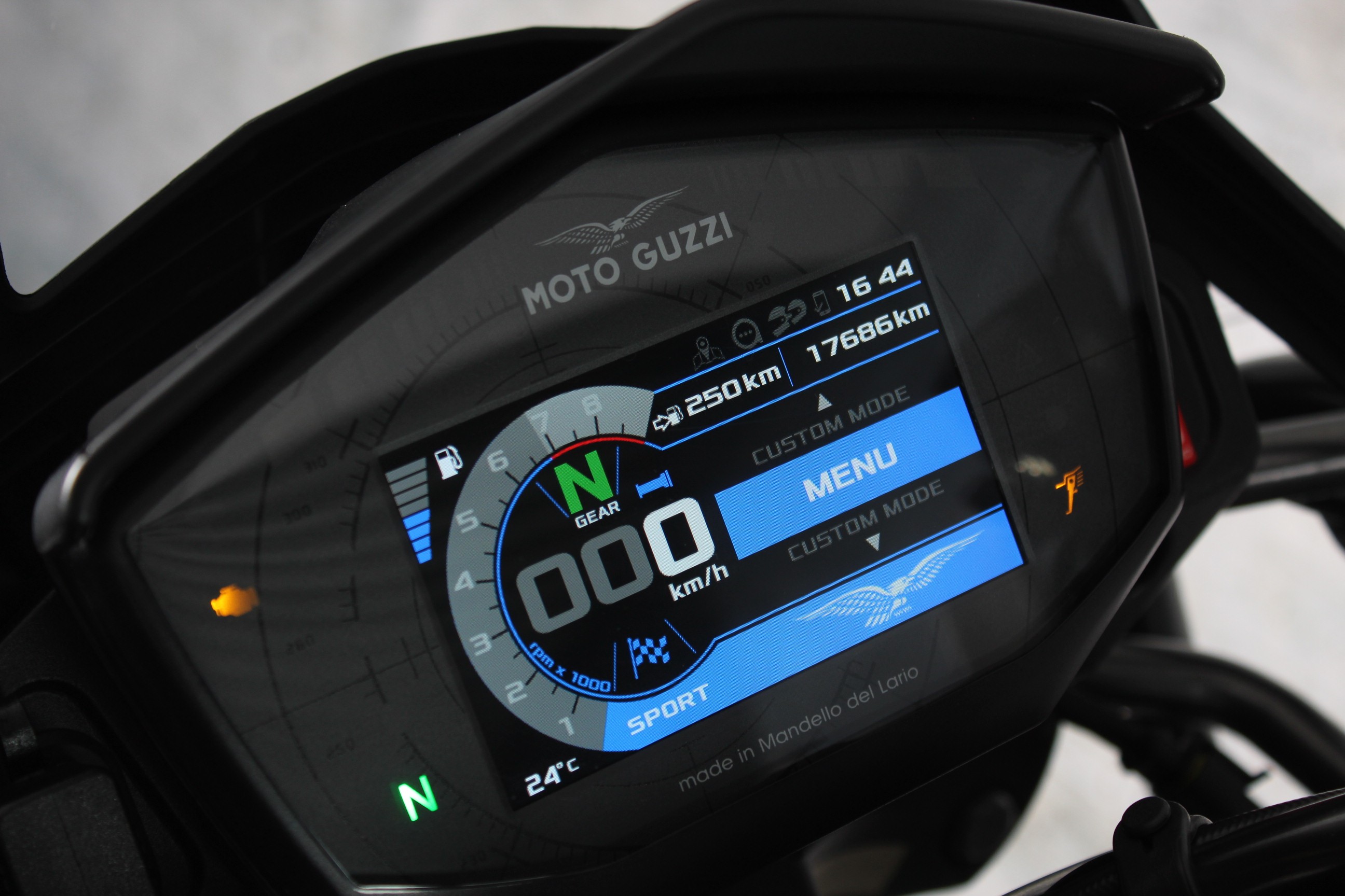MOTO GUZZI V85 TT Centenario