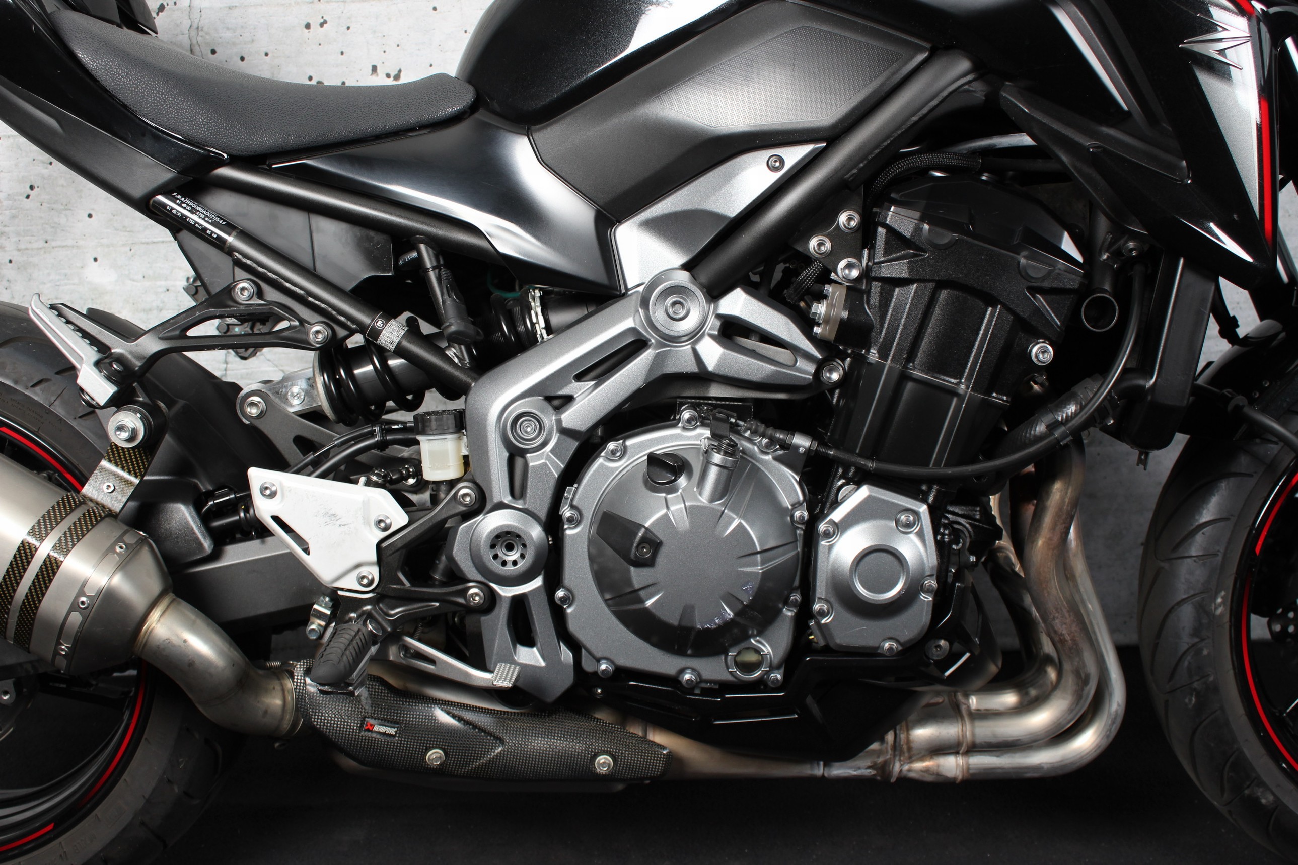 KAWASAKI Z 900 Performance Akrapovic -